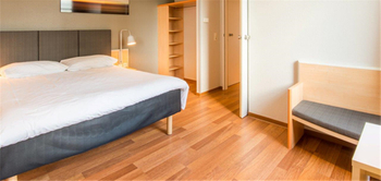 What are the advantages and disadvantages of popular bedroom floor materials?